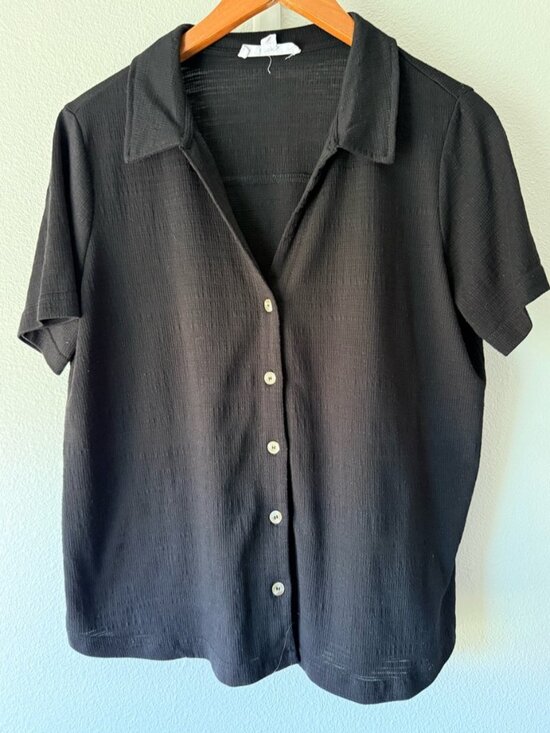 Tops - Womens Black Short-Sleeve Button-Up Shirt - Classic Collared Style